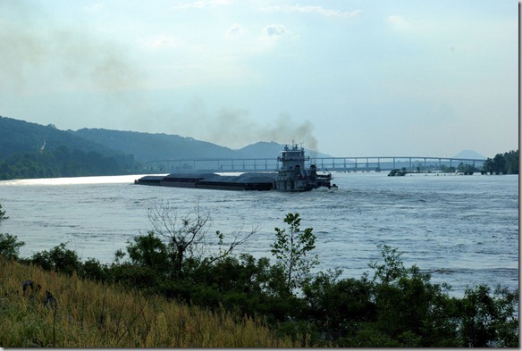 tug_on_the_Arkansas_River_below_big_dam_bridge