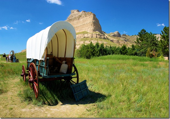 covered wagons on Oregon Trail at Scotts Bluff