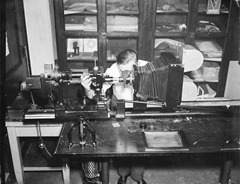 Bureau of Standards speeds up photomicrography with new apparatus. 